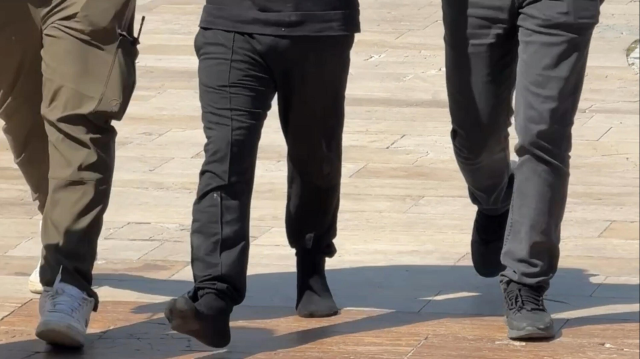 Polisi karşısında gören firari hükümlü çoraplarıyla kaçtı, kıskıvrak yakalandı