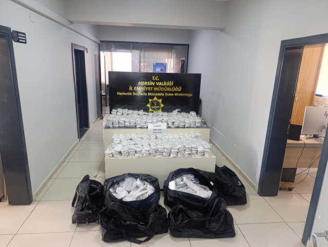 Polisin takip ettiği kamyonetten yaklaşık 185 kilo esrar ele geçirildi
