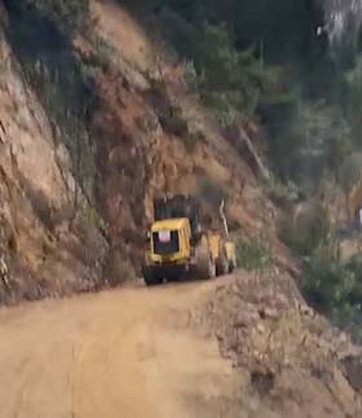 Rize\'de Heyelan Operatörü Son Anda Kurtuldu