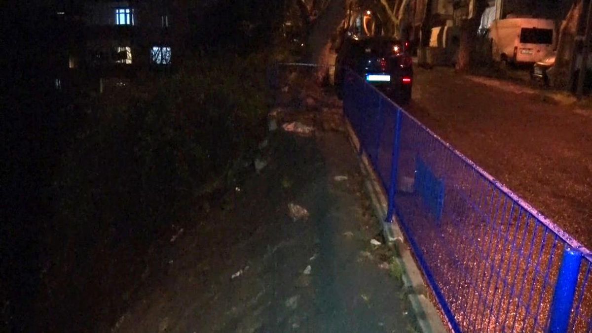 Sarıyer\'de yağmur sebebiyle çöken kaldırıma belediye müdahale etmedi