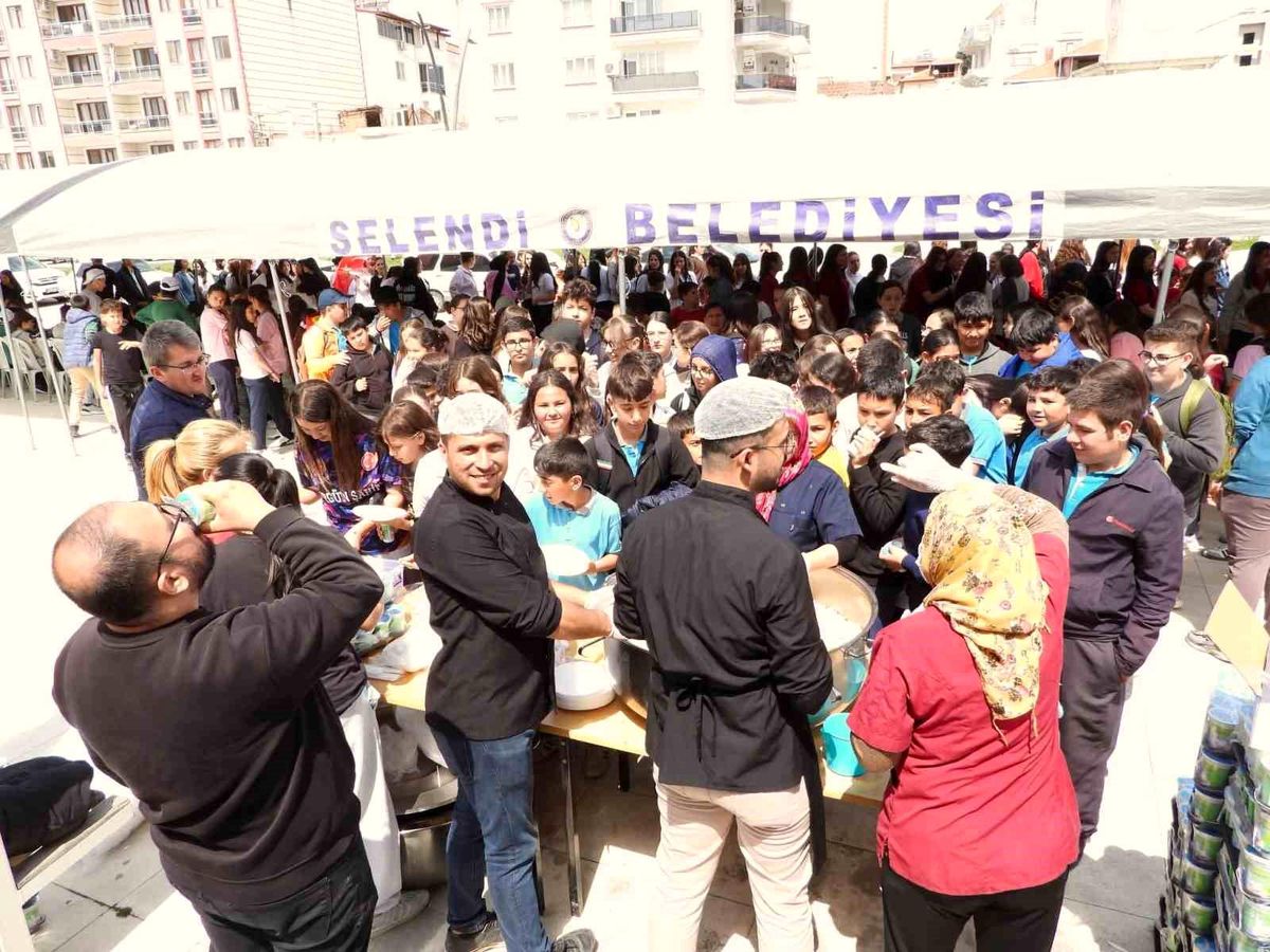 Şehit öğretmen ve öğrenciler için Selendi\'de duygu dolu hayır