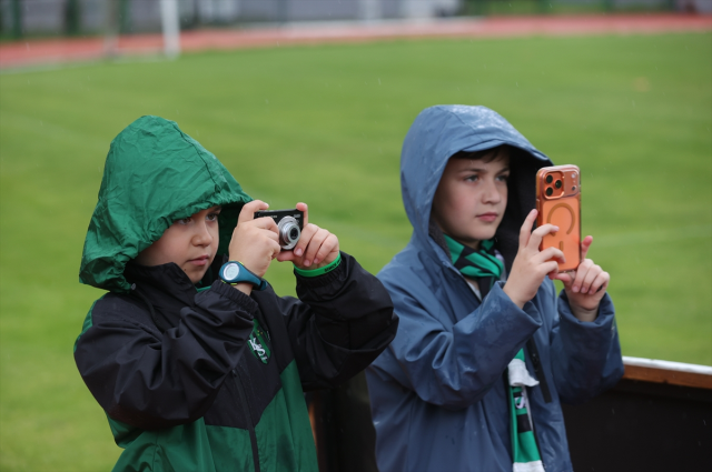 Serdar Dursun'un attığı golü tuşlu cep telefonuyla kaydeden minik taraftara unutamayacağı hediye