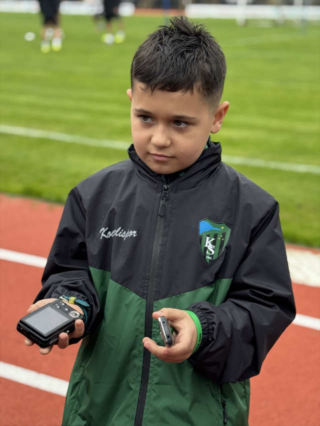 Serdar Dursun'un attığı golü tuşlu cep telefonuyla kaydeden minik taraftara unutamayacağı hediye