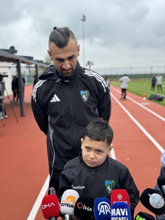 Serdar Dursun'un attığı golü tuşlu cep telefonuyla kaydeden minik taraftara unutamayacağı hediye