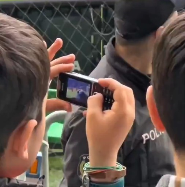 Serdar Dursun'un attığı golü tuşlu cep telefonuyla kaydeden minik taraftara unutamayacağı hediye