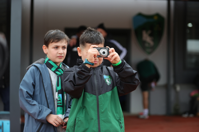 Serdar Dursun'un attığı golü tuşlu cep telefonuyla kaydeden minik taraftara unutamayacağı hediye