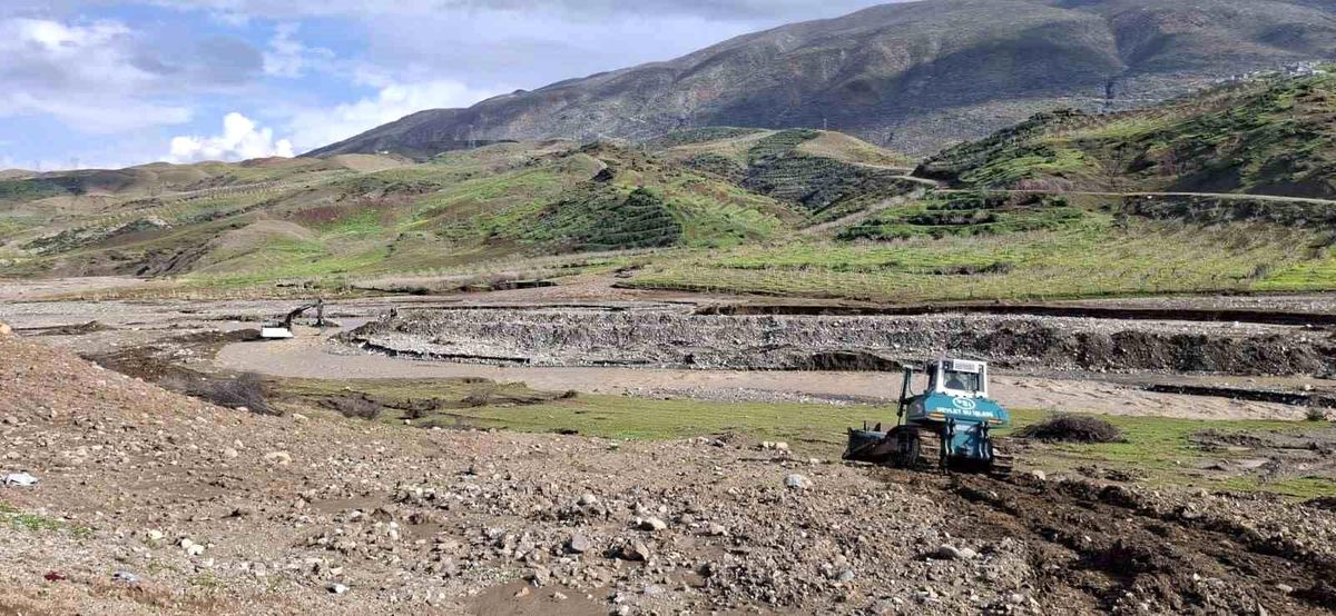 Siirt\'te Derede Taşkın Riskine Karşı Çalışmalar Sürüyor