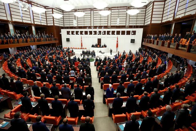 Sosyal medya ve doğum izni düzenlemelerini içeren kanun teklifi TBMM’de kabul edildi