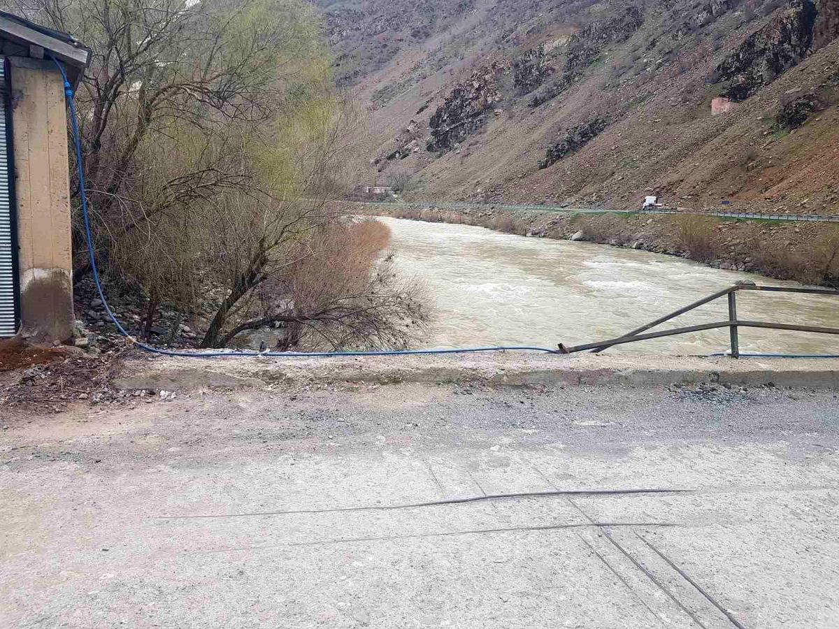 Hakkari\'deki Köprü Hasar Gördü