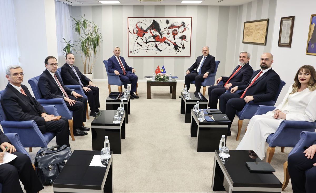 Ömer Bolat Priştine\'de Görüştü