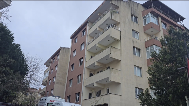 &Uuml;sk&uuml;dar'da aile faciası: Anne ve babasını &ouml;ld&uuml;r&uuml;p intihar etti