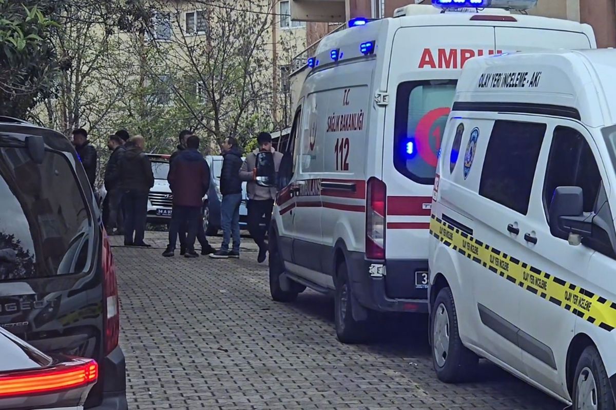 Üsküdar\'da aile faciası: Anne ve babasını öldürüp intihar etti