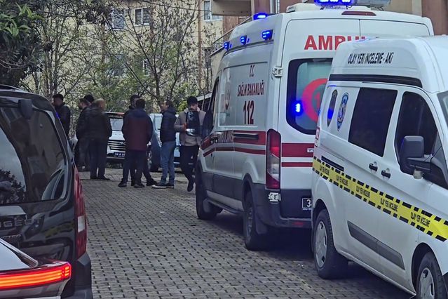 Üsküdar’da aile faciası: Anne ve babasını öldürüp intihar etti