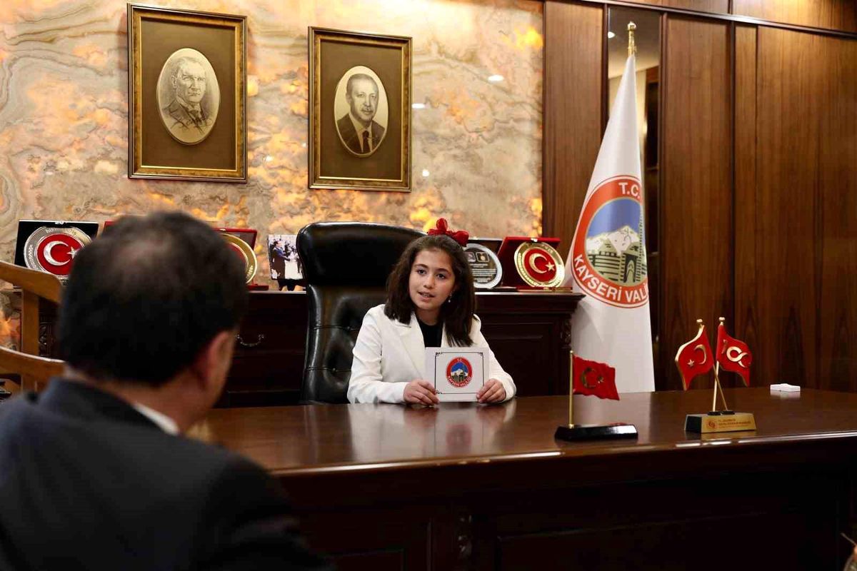 Vali Çiçek\'in makamı 23 Nisan\'da çocuklara emanet