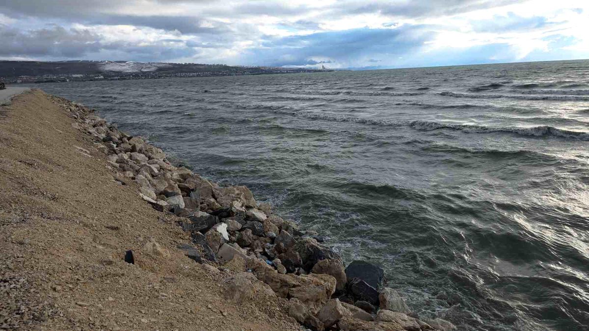 Van Gölü\'nde Kar Yağışı Umut Veriyor