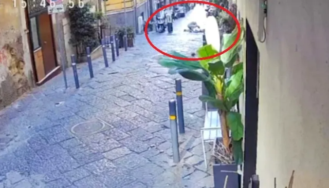 Yolda yürürken üzerine balkondan heykel düşen kadın hayatını kaybetti