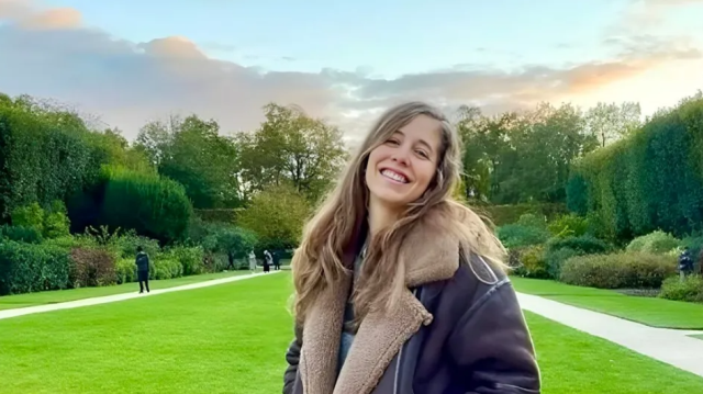 Yolda yürürken üzerine balkondan heykel düşen kadın hayatını kaybetti