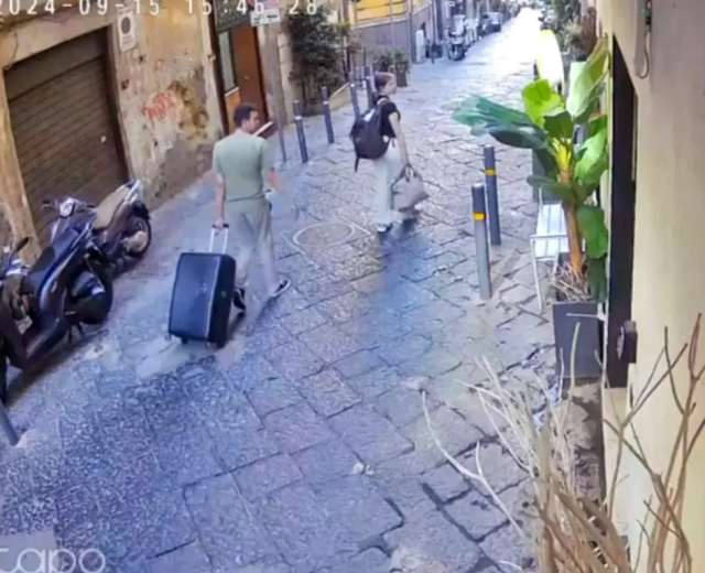 Yolda yürürken üzerine balkondan heykel düşen kadın hayatını kaybetti