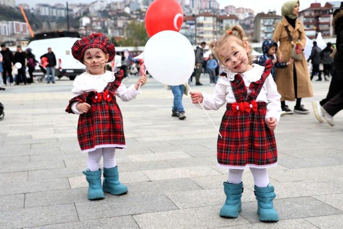 23 Nisan\'da çocuklar kırmızı beyaz renklerle sahne aldı