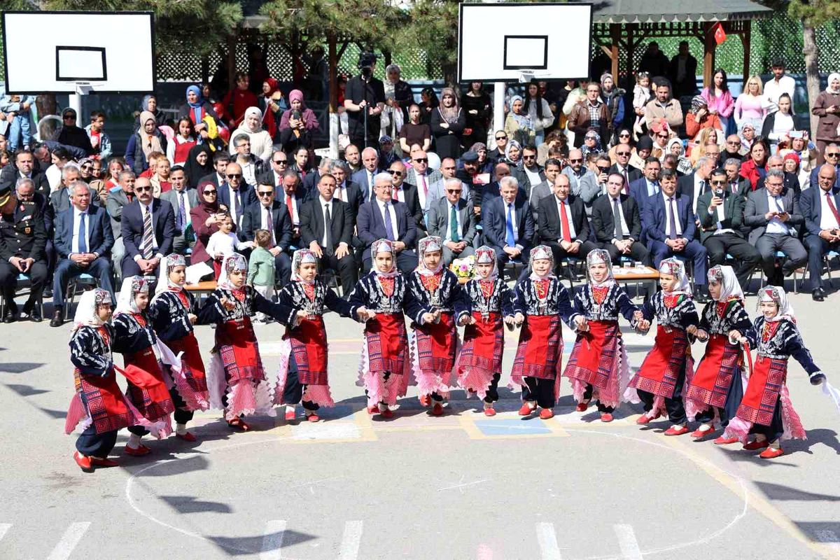 Aksaray\'da 23 Nisan Coşkusu