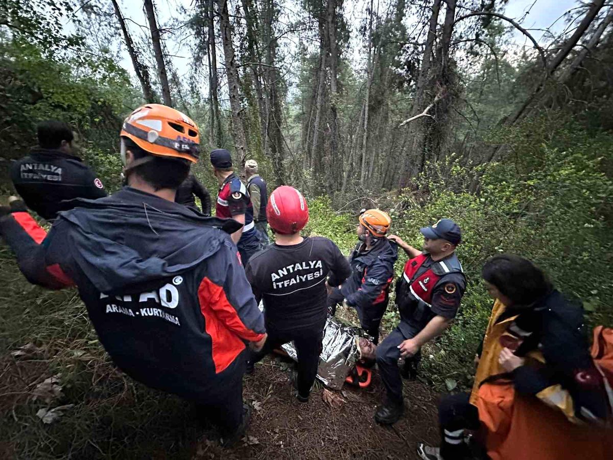 Antalya\'da 80 metrelik uçuruma yuvarlanan adam yaralı olarak kurtarıldı
