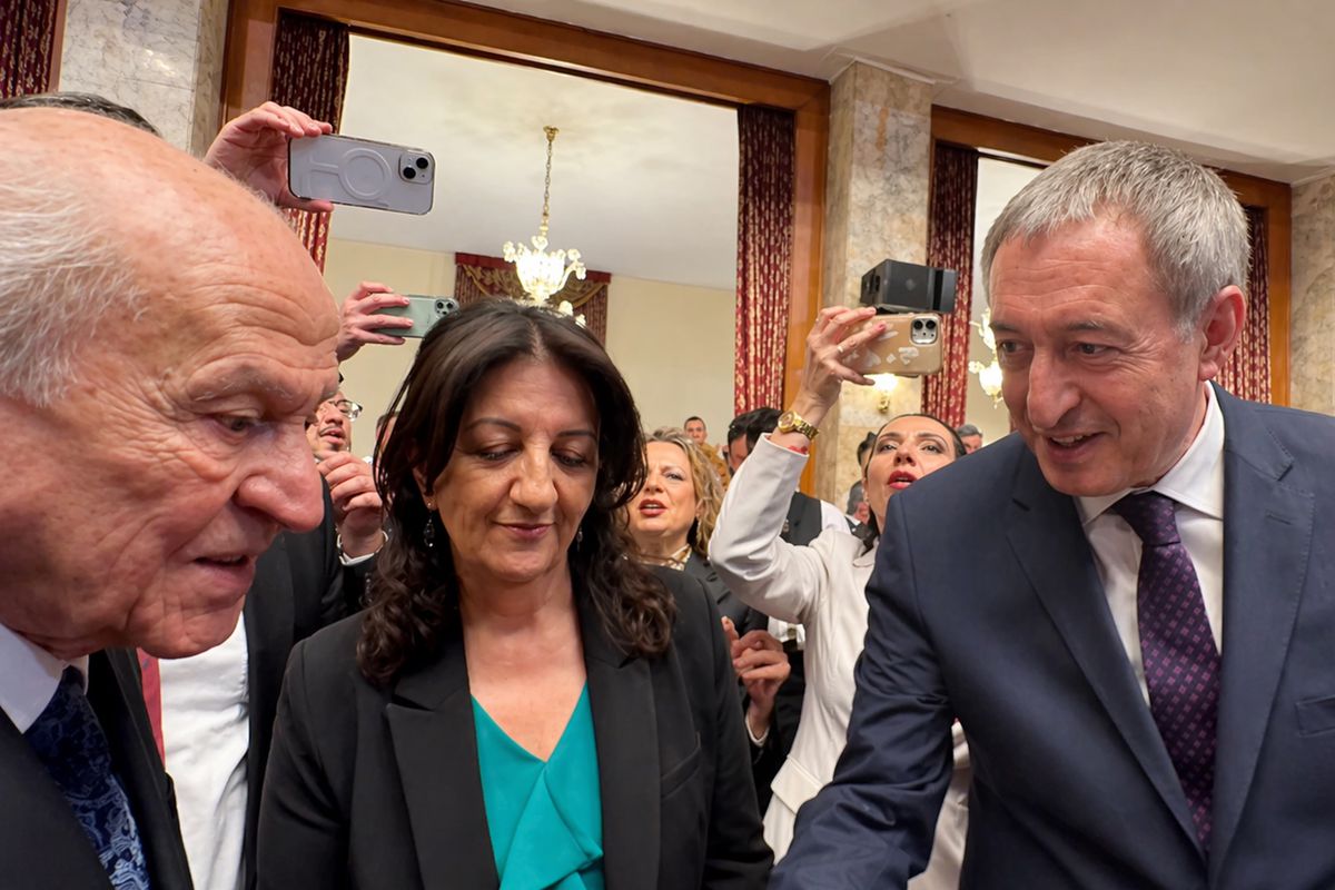 Bahçeli’den resepsiyonda dikkat çeken temas: DEM Parti heyetiyle tokalaştı