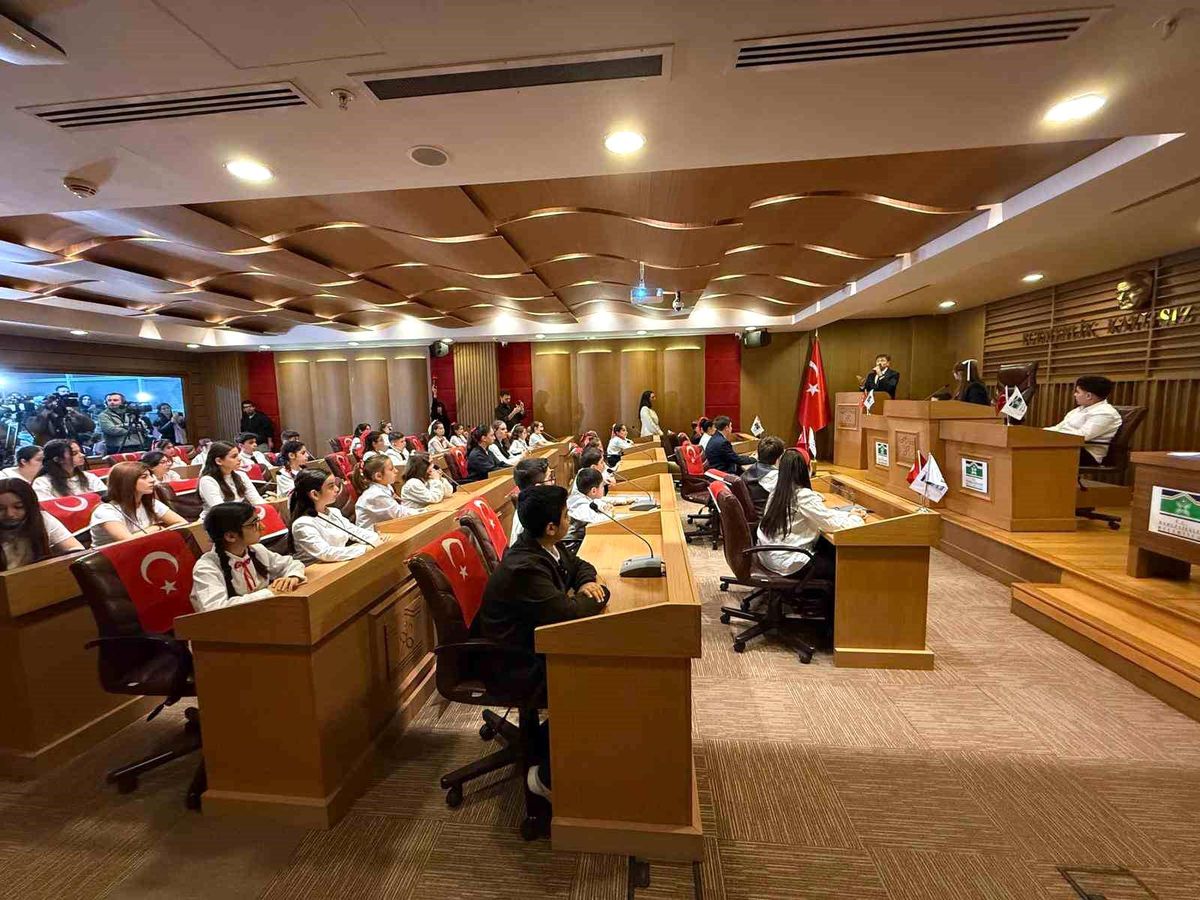 Bahçelievler\'de 23 Nisan\'a özel Çocuk Meclisi oturumu: "Atamızın izindeyiz"