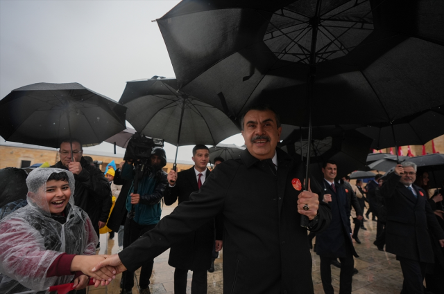 Bakan Tekin 81 ilden çocuklarla Anıtkabir'de: Düşünen, üreten ve değer katan bireyler yetiştiriyoruz