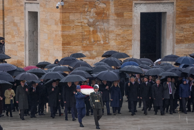 Bakan Tekin 81 ilden çocuklarla Anıtkabir'de: Düşünen, üreten ve değer katan bireyler yetiştiriyoruz