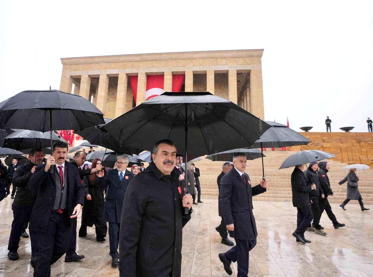 Bakan Tekin\'den 23 Nisan Anıtkabir Ziyareti
