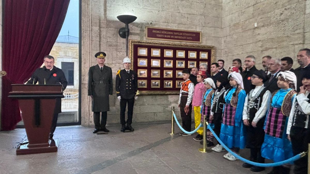 Bakan Tekin, Anıtkabir\'i Ziyaret Etti