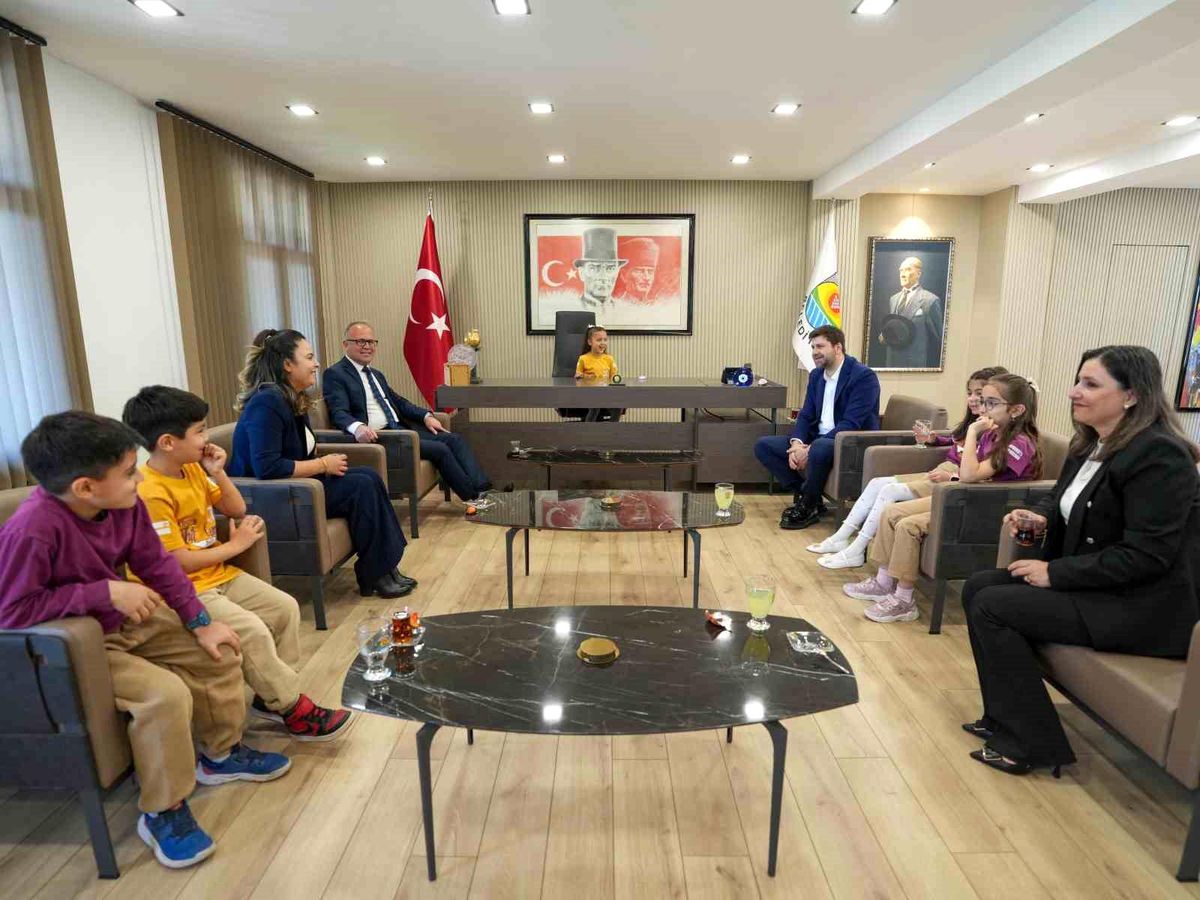 Başkan Boltaç koltuğunu devretti, çocuklar taleplerini sıraladı