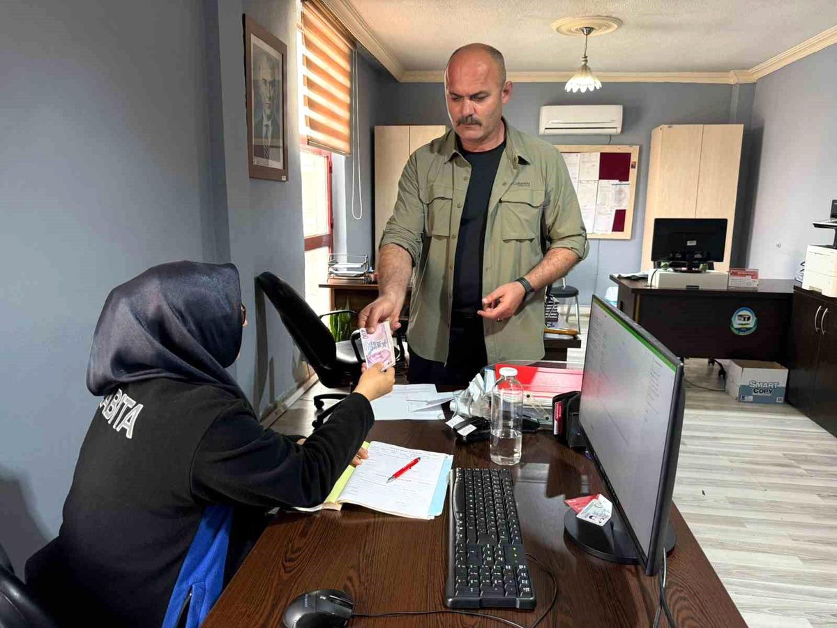 Başkan koruması bankamatikte bulduğu parayı zabıtaya teslim etti