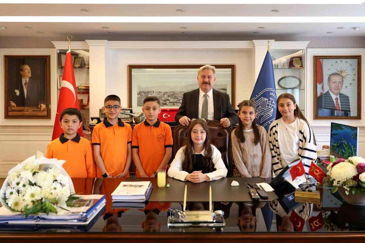 Başkan Palancıoğlu, koltuğunu küçük Toprak\'a bıraktı