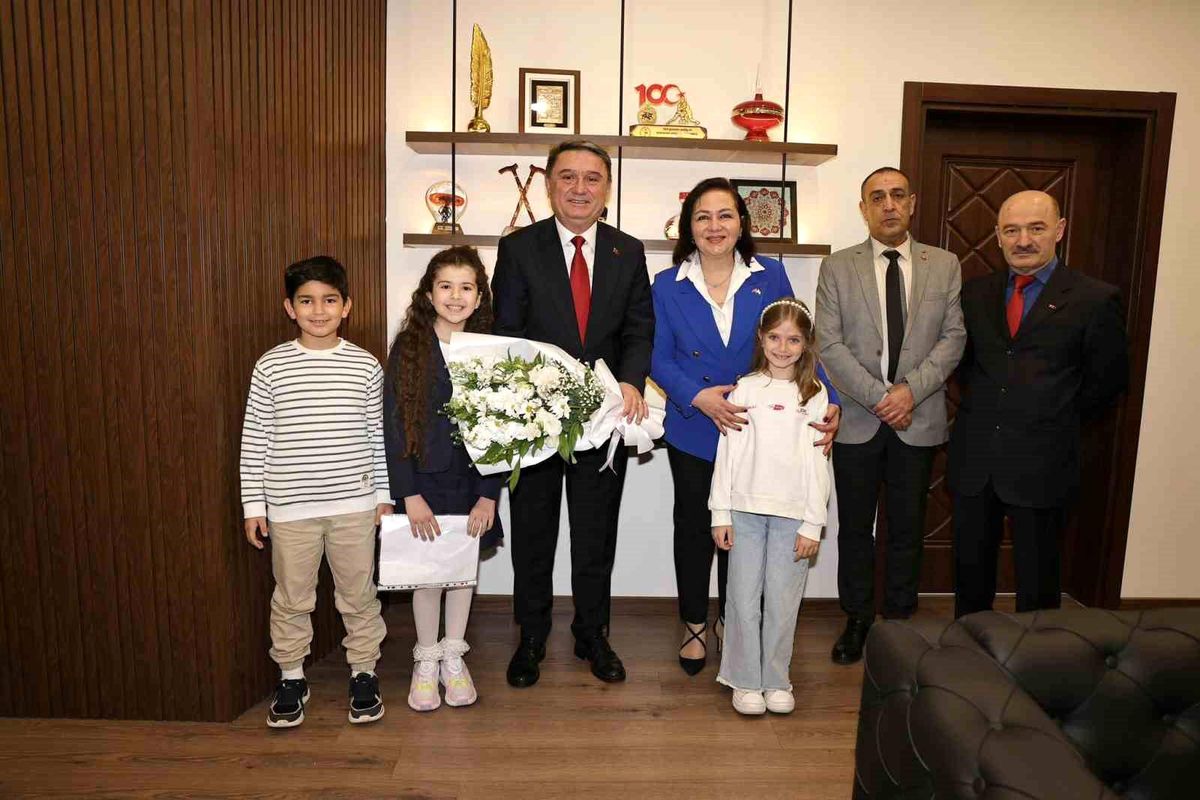 Belediye başkanı koltuğunu Mercan Su Uzun\'a devretti