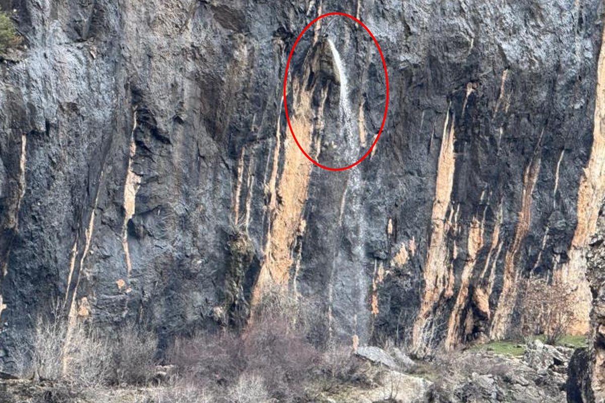 Dağ delindi, su 20 metre yüksekten fışkırdı! Gören hayran kaldı