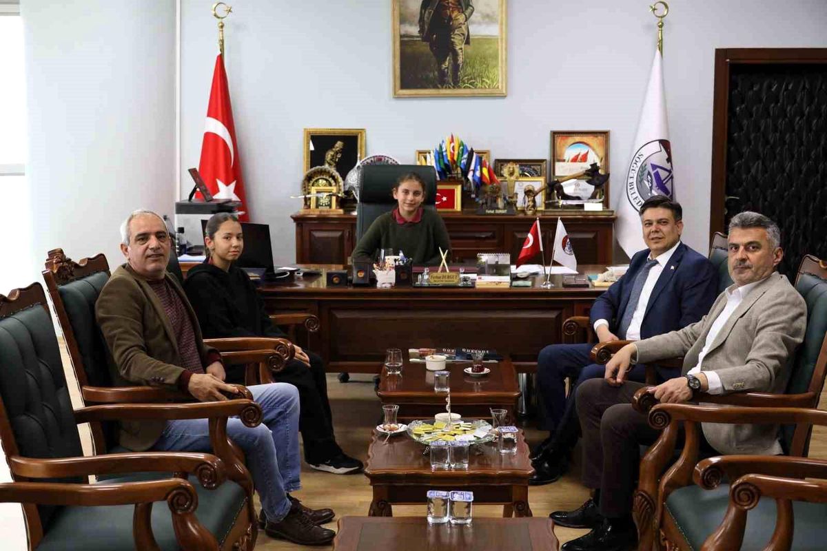 Bilecik\'te 23 Nisan\'da başkanlık koltuğu öğrencilere devredildi