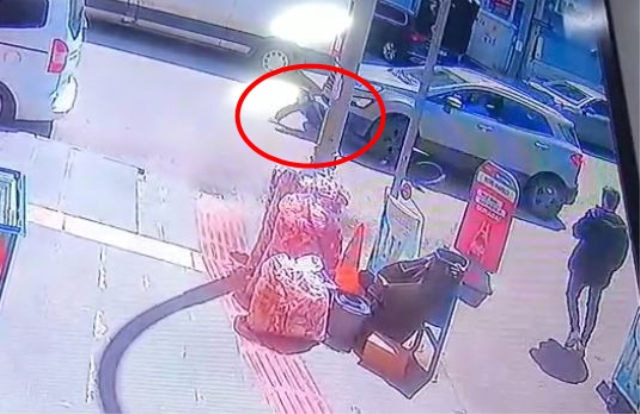 Bisikletli çocuk otomobilin altında metrelerce sürüklendi