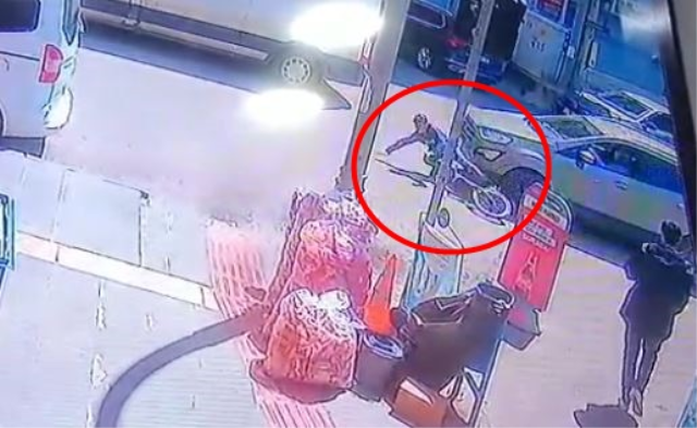 Bisikletli çocuk otomobilin altında metrelerce sürüklendi