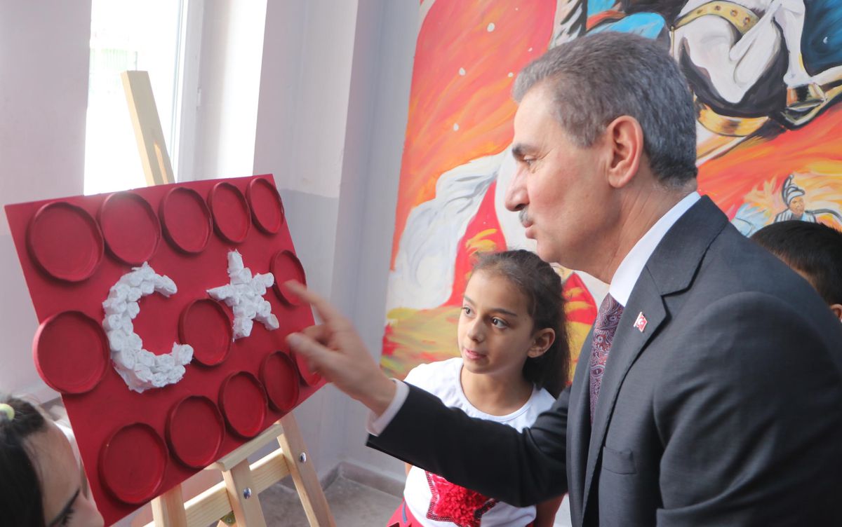 Öğrenciler Atıklarla Türk Bayrağı Tasarladı