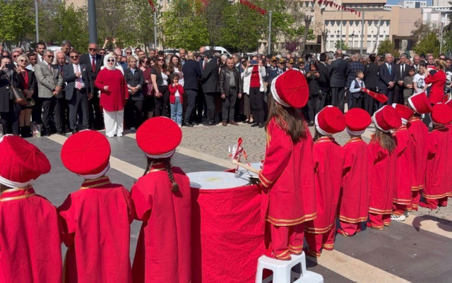 CHP'lilerin &ccedil;ocuklara sırtını d&ouml;nmesine &Ouml;zel'den ilk yorum
