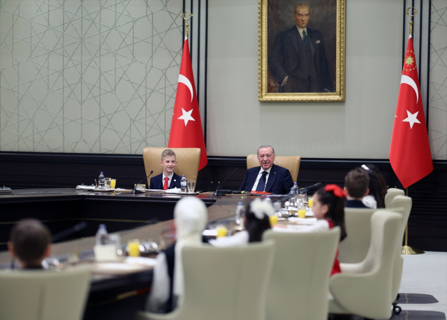 Cumhurbaşkanı Erdoğan koltuğunu &ccedil;ocuklara devretti