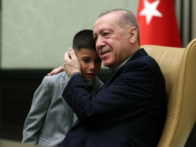 Cumhurbaşkanı Erdoğan koltuğunu &ccedil;ocuklara devretti