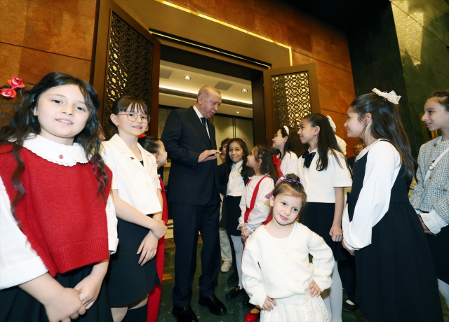 Cumhurbaşkanı Erdoğan koltuğunu &ccedil;ocuklara devretti