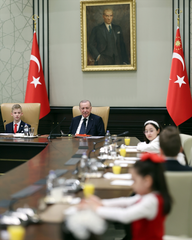 Cumhurbaşkanı Erdoğan koltuğunu &ccedil;ocuklara devretti