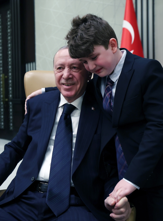 Cumhurbaşkanı Erdoğan koltuğunu &ccedil;ocuklara devretti