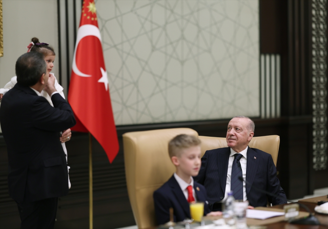 Cumhurbaşkanı Erdoğan koltuğunu &ccedil;ocuklara devretti