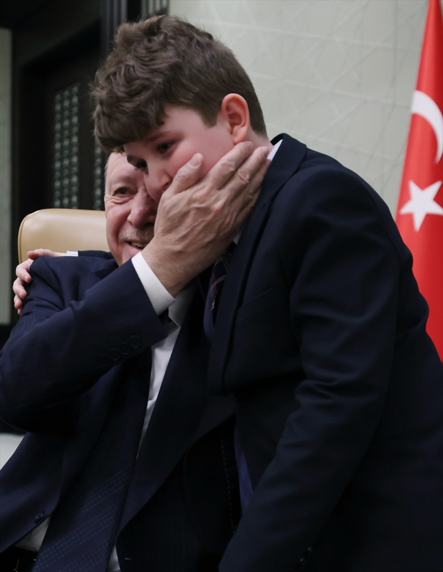 Cumhurbaşkanı Erdoğan koltuğunu &ccedil;ocuklara devretti