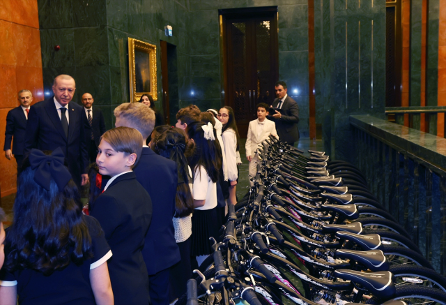 Cumhurbaşkanı Erdoğan koltuğunu &ccedil;ocuklara devretti