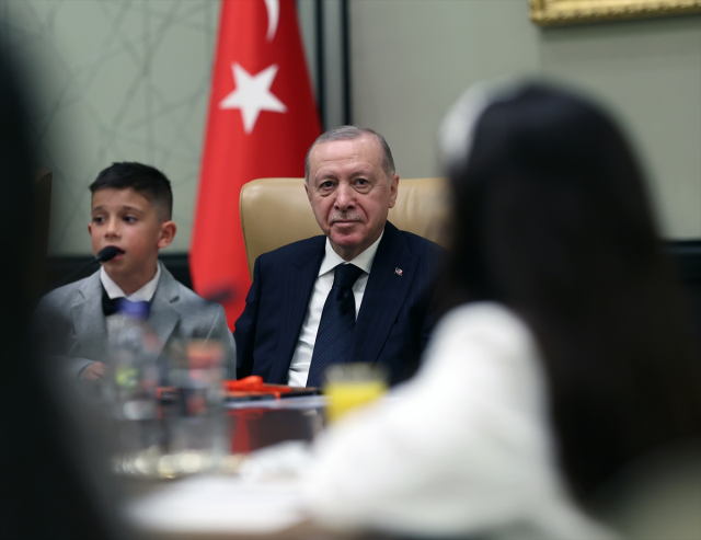 Cumhurbaşkanı Erdoğan koltuğunu &ccedil;ocuklara devretti